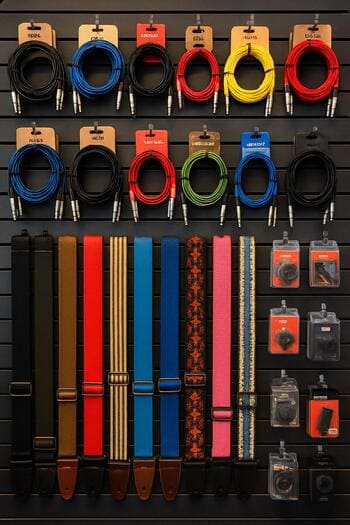 Mağazada rəflərdə səliqə ilə asılmış kabellər və aksessuarlar