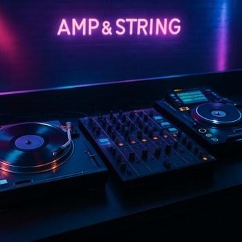 DJ pultu, iki turntable və klub kolonları ilə işıqlı DJ kabinəsi