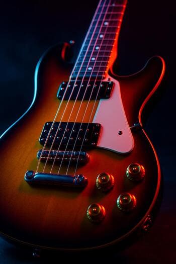 Neon işıqlı elektrik gitara, səhnəyə hazır vəziyyətdə