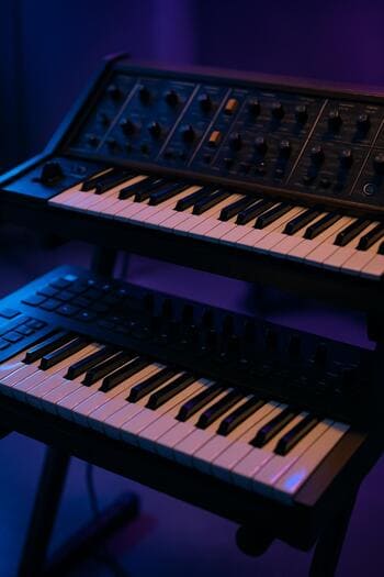 Stol üzərində mini klaviatura, səs kartı və qulaqcıq ilə ev studiyası