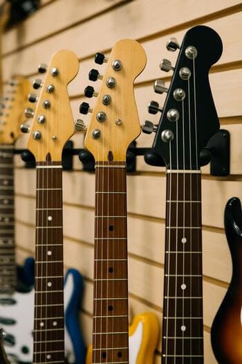 Divarda boyu müxtəlif elektrik gitaralar düzülmüş zona